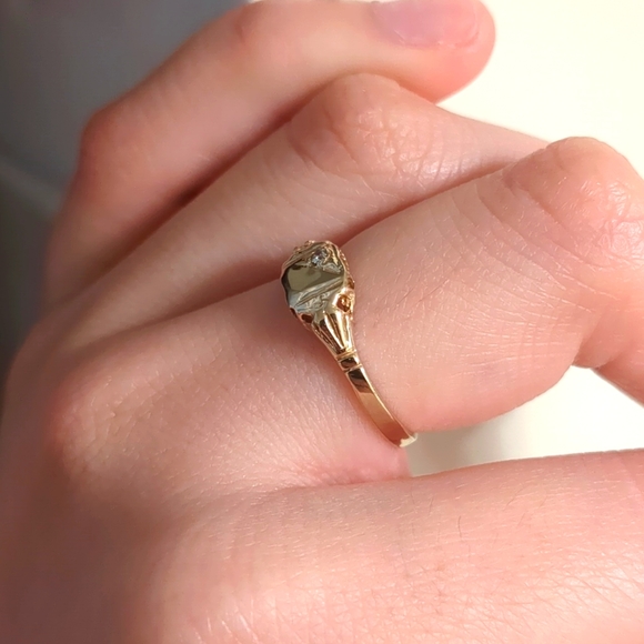 10kt yellow gold signet ring - Picture 2 of 5